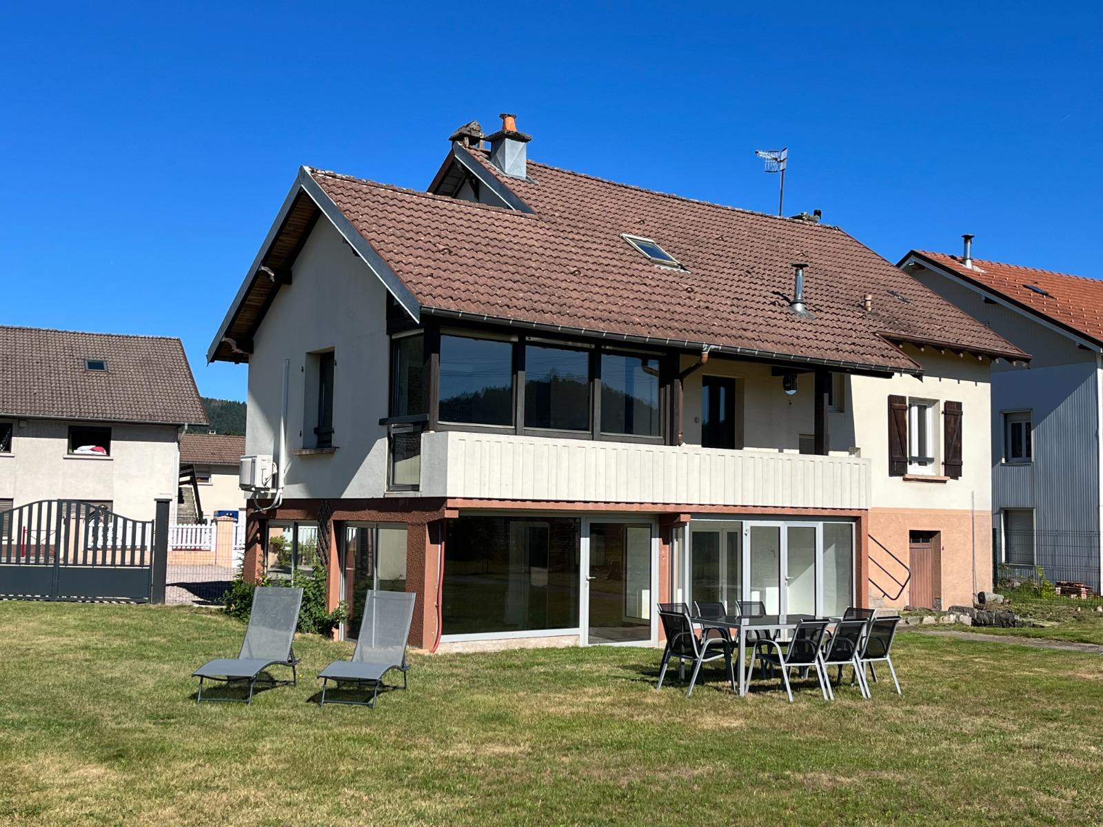Façade du Gîte Brimbelle et son jardin